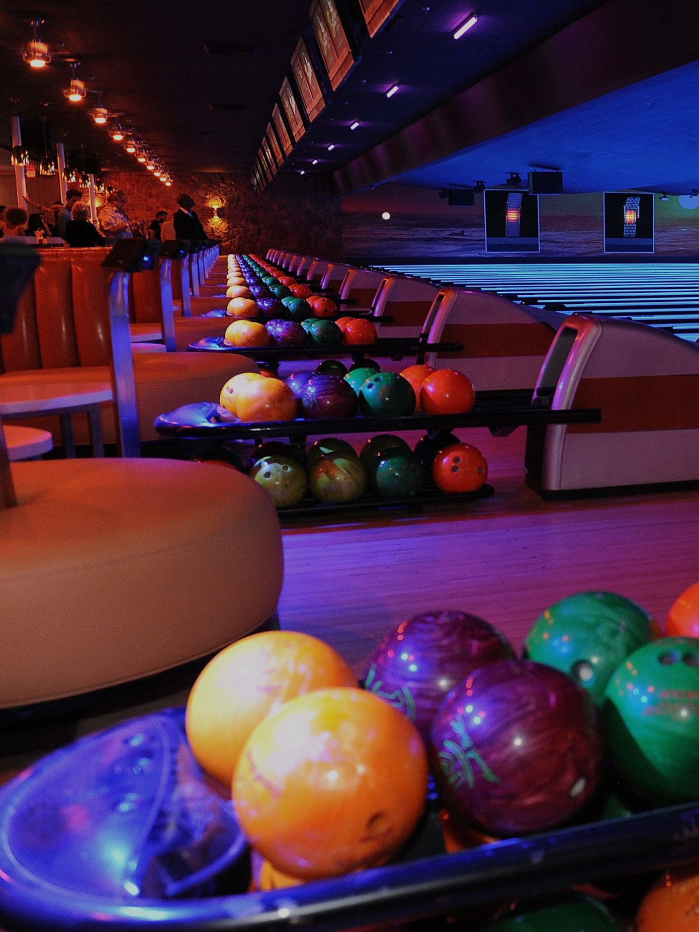 Bowling Alley & Lounge Area in Mar Vista, LA Bowlero